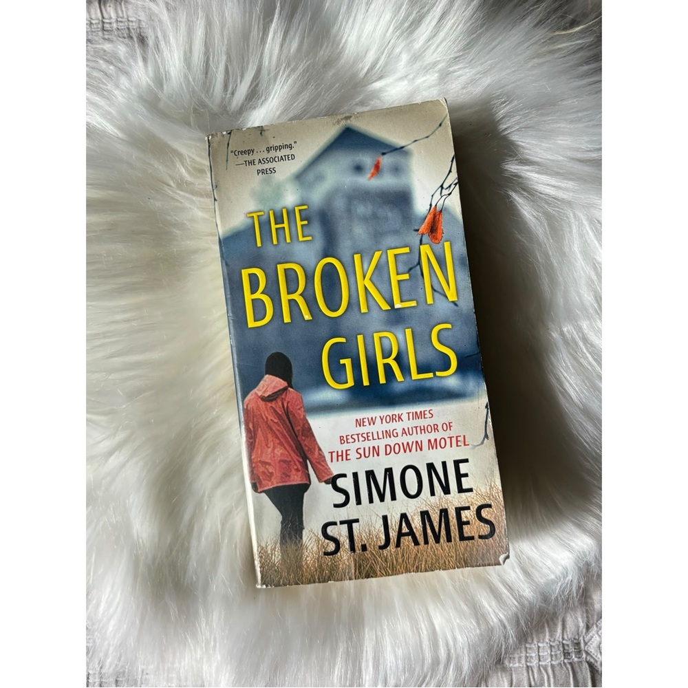 THE BROKEN GIRLS by Simone St. James [Paperback]